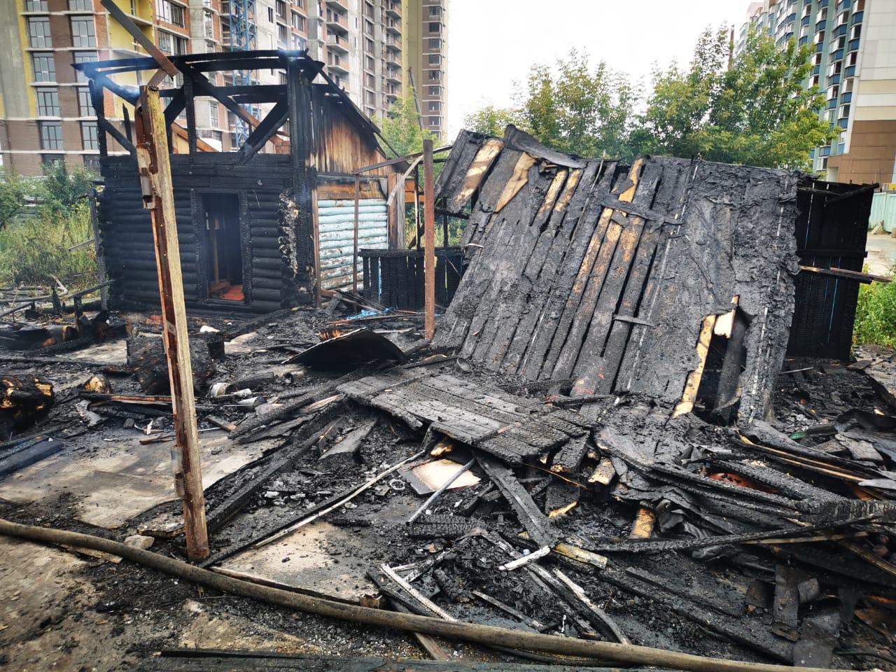 Фото Пламя от горящего дома едва не перекинулось на газопровод в Октябрьском районе Новосибирска 4